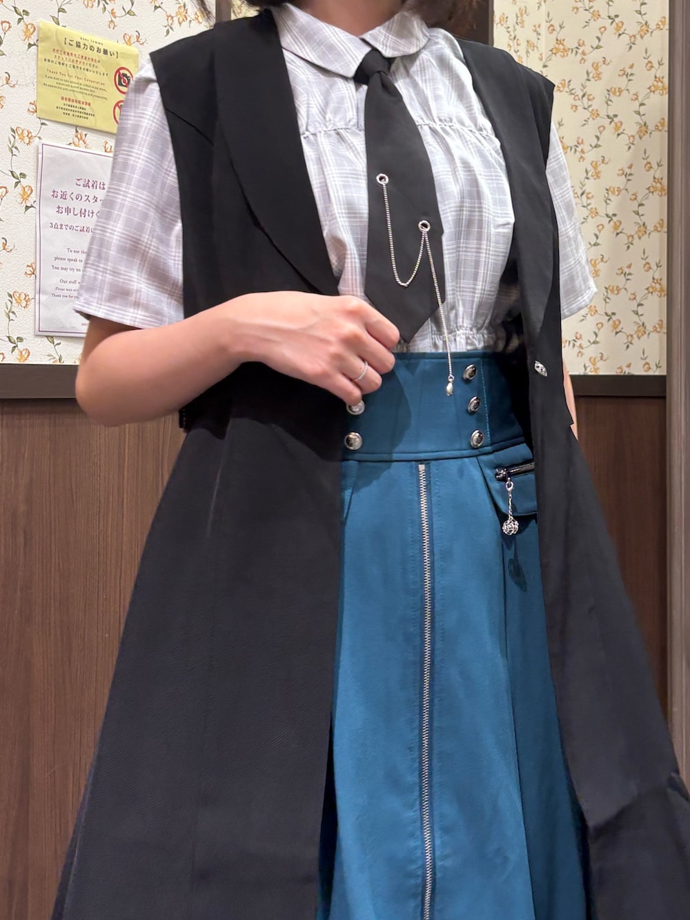 ホワイト系のタンクトップ、グレー系のシャツ/ブラウス、ブラック系のベストを着用したレディースの夏コーディネートの4枚目の写真