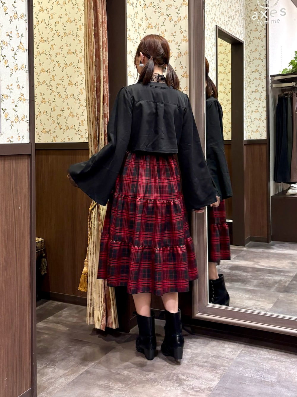 ブラック系のTシャツ/カットソー、レッド系のワンピース、ブラック系のトートバッグを着用したレディースの秋コーディネートの6枚目の写真