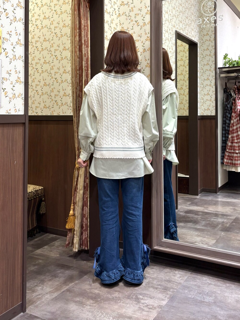 グリーン系のシャツ/ブラウス、ホワイト系のベスト、グリーン系のボストンバッグを着用したレディースの冬コーディネートの6枚目の写真