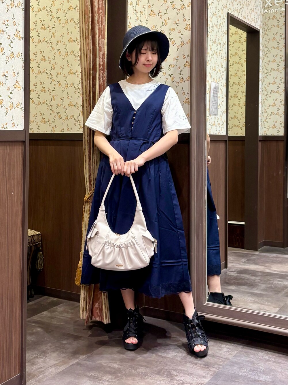 ホワイト系のTシャツ/カットソー、ブルー系のタンクトップ、ブルー系のジャンパースカートを着用したレディースの春コーディネートの4枚目の写真