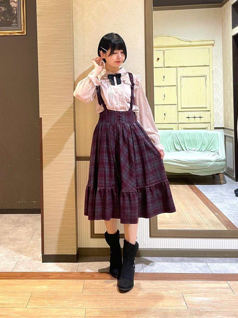 ブラック系のブーツ、ピンク系のシャツ/ブラウス、ブラック系のテーラードジャケットを着用したレディースの秋コーディネートの3枚目の写真