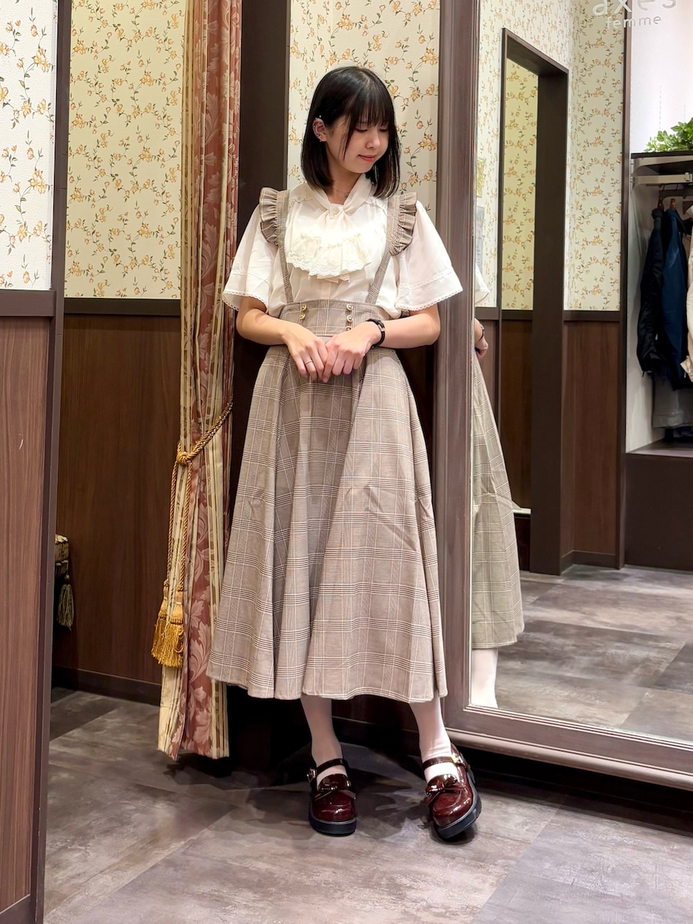 ホワイト系のタンクトップ、ホワイト系のシャツ/ブラウス、ブラウン系のスカートを着用したレディースの夏コーディネートの3枚目の写真