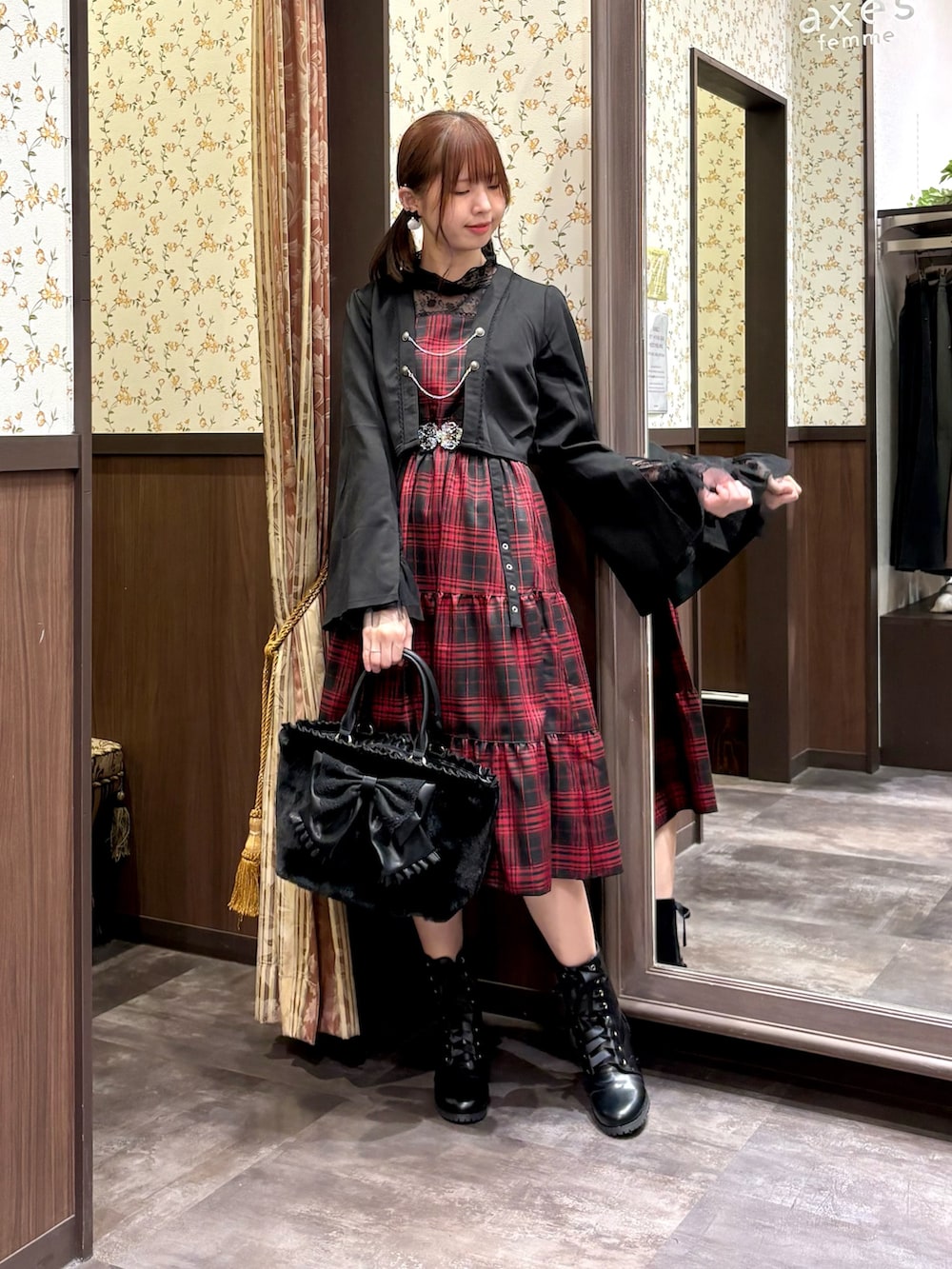 ブラック系のTシャツ/カットソー、レッド系のワンピース、ブラック系のトートバッグを着用したレディースの秋コーディネートの5枚目の写真