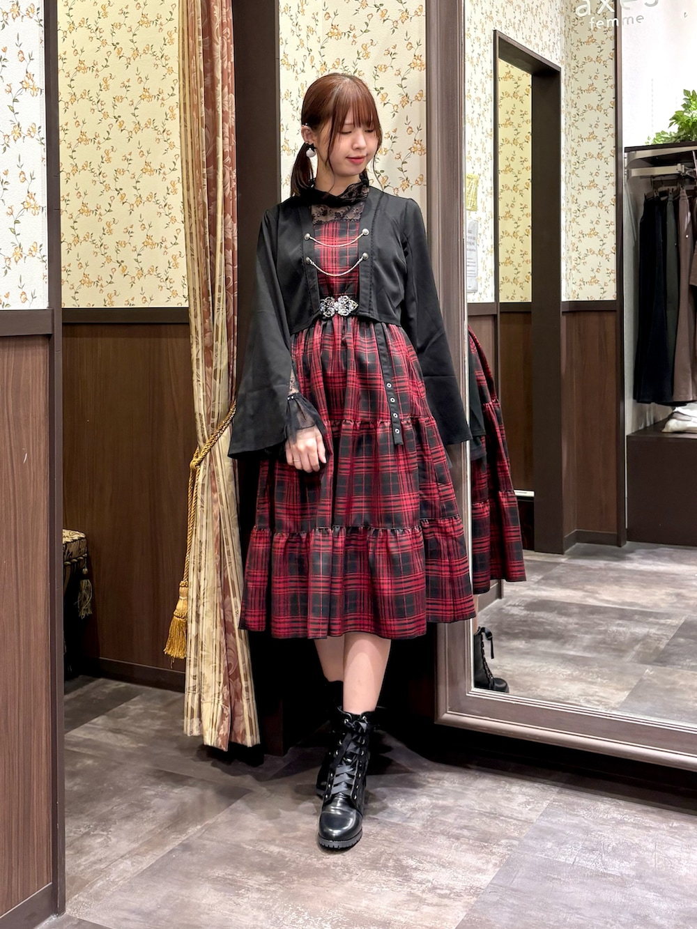 ブラック系のTシャツ/カットソー、レッド系のワンピース、ブラック系のトートバッグを着用したレディースの秋コーディネートの3枚目の写真