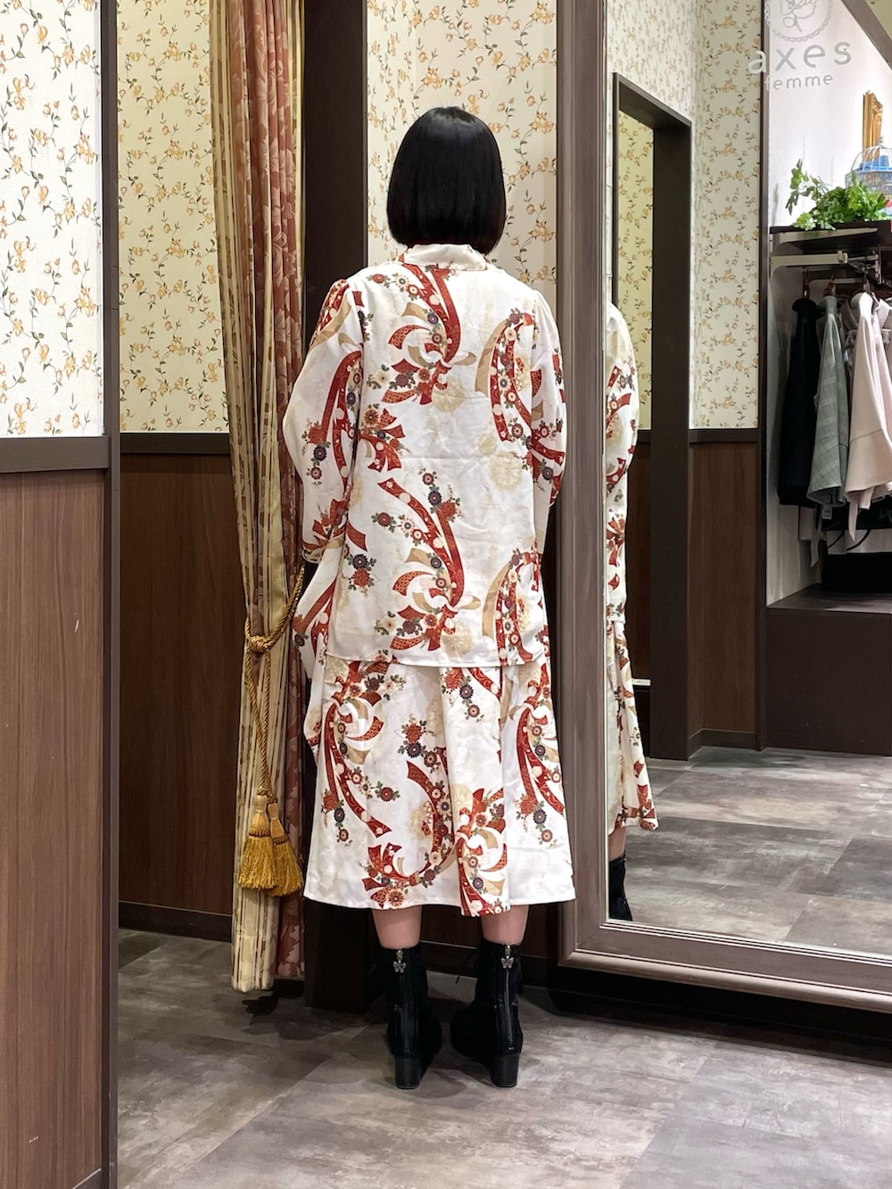 ホワイト系のワンピース、ホワイト系のカーディガン/ボレロ、ブラック系のボストンバッグを着用したレディースの春コーディネートの3枚目の写真