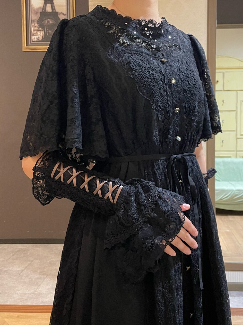 ブラック系のブーツ、ブラック系のTシャツ/カットソー、ホワイト系のタンクトップを着用したレディースの夏コーディネートの5枚目の写真