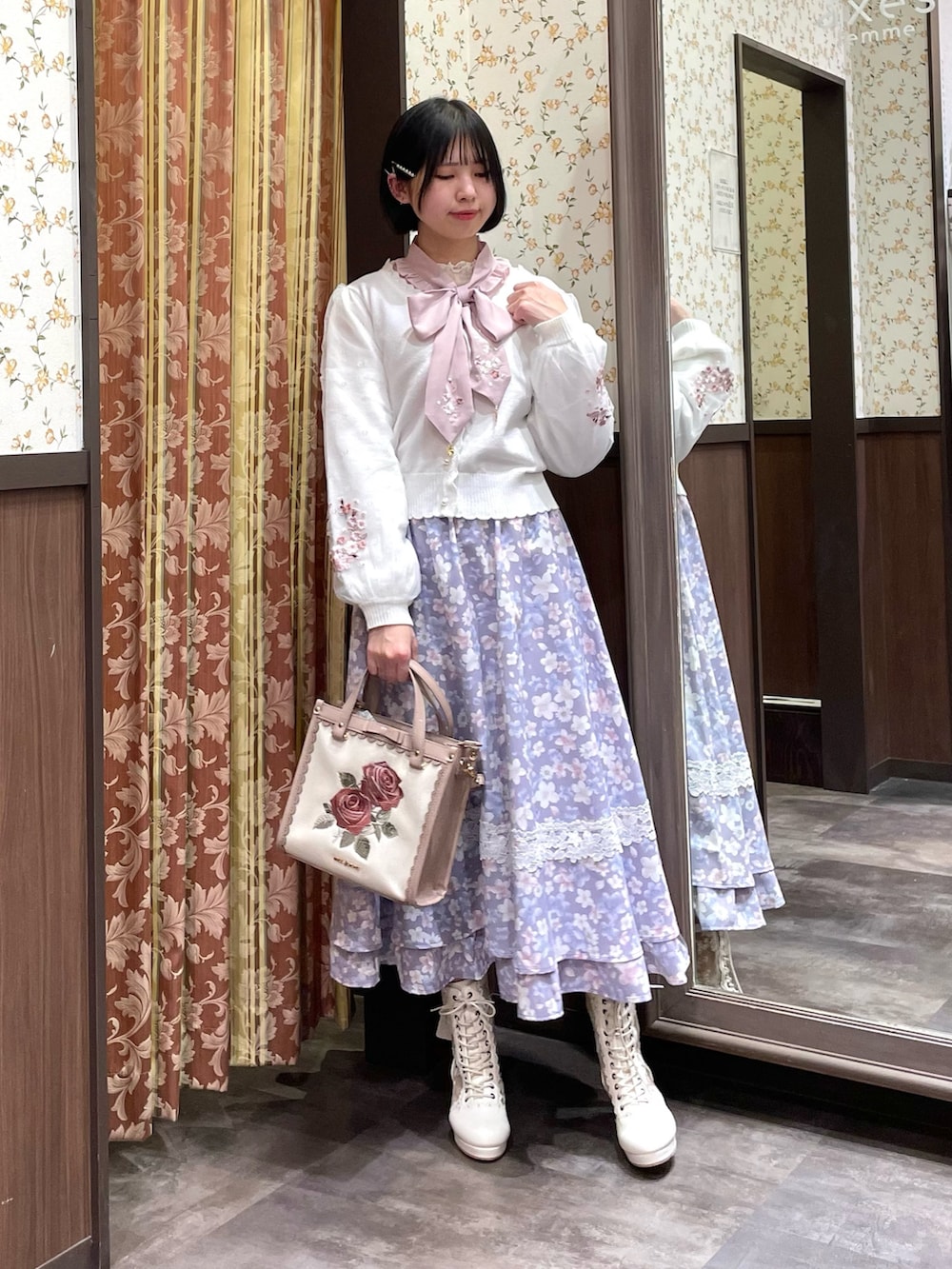 パープル系のスカート、ピンク系のシャツ/ブラウス、ホワイト系のカーディガン/ボレロを着用したレディースの冬コーディネートの4枚目の写真