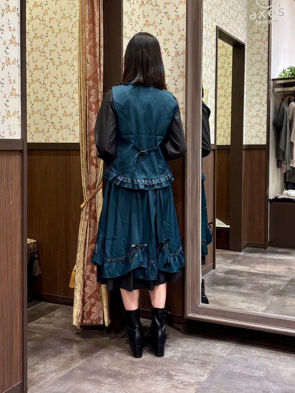 ブラック系のシャツ/ブラウス、ブルー系のベスト、ブルー系のスカートを着用したレディースの夏コーディネートの6枚目の写真