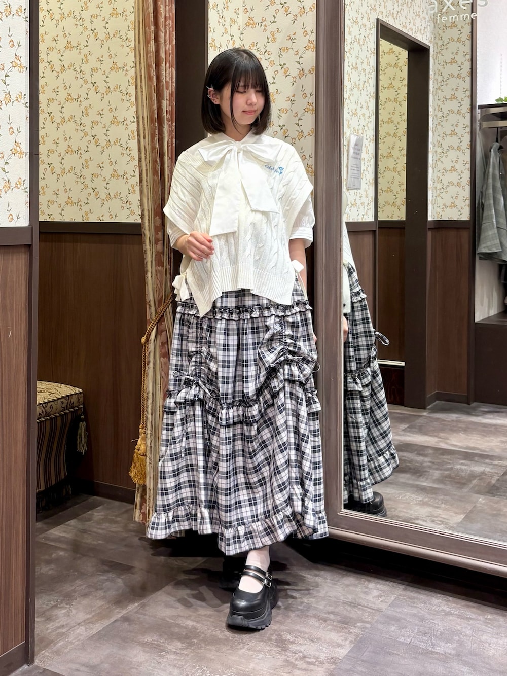 ブルー系のスカート、ホワイト系のシャツ/ブラウス、ブラック系のトートバッグを着用したレディースの夏コーディネートの5枚目の写真