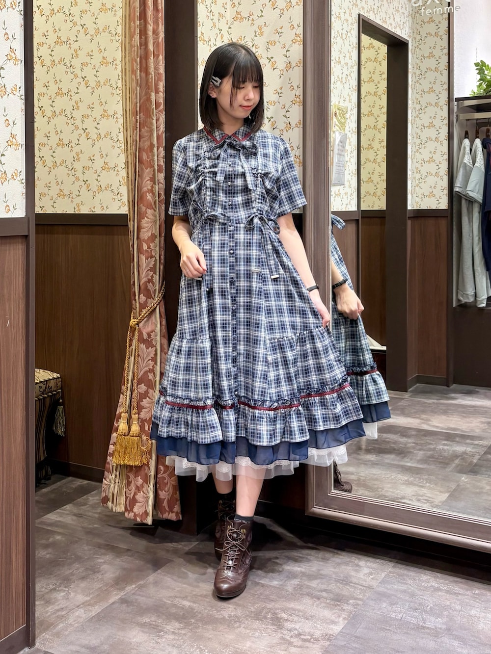 ホワイト系のタンクトップ、ブルー系のワンピース、ブラウン系のボストンバッグを着用したレディースの夏コーディネートの6枚目の写真