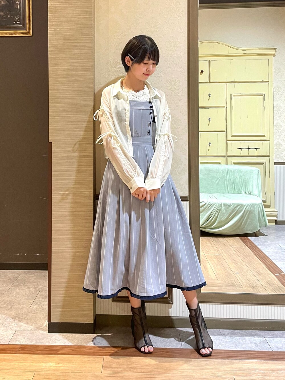 ブラック系のブーツ、ホワイト系のシャツ/ブラウス、ホワイト系のタンクトップを着用したレディースの夏コーディネートの3枚目の写真