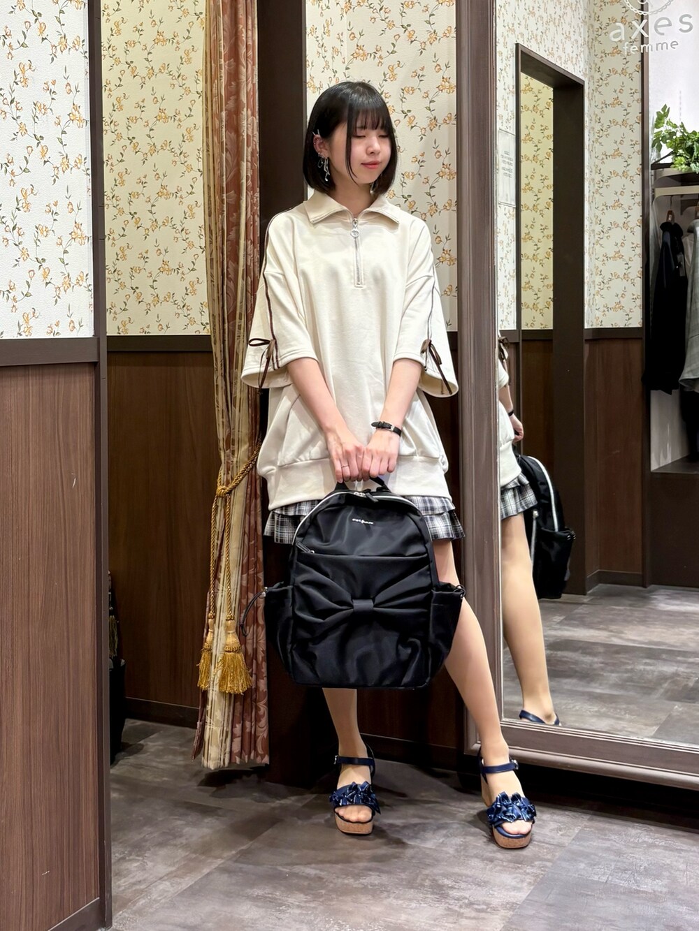 ホワイト系のスウェット、ホワイト系のタンクトップ、ブルー系のその他パンツを着用したレディースの春コーディネートの3枚目の写真