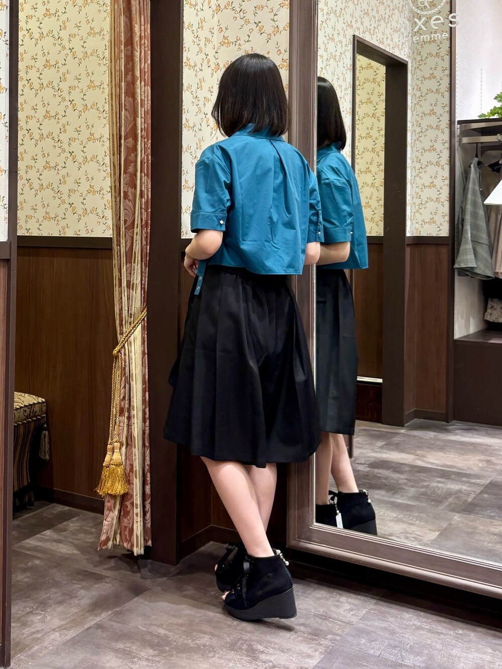 ブラック系のその他パンツ、ブルー系のシャツ/ブラウス、ブラック系のタンクトップを着用したレディースの春コーディネートの6枚目の写真