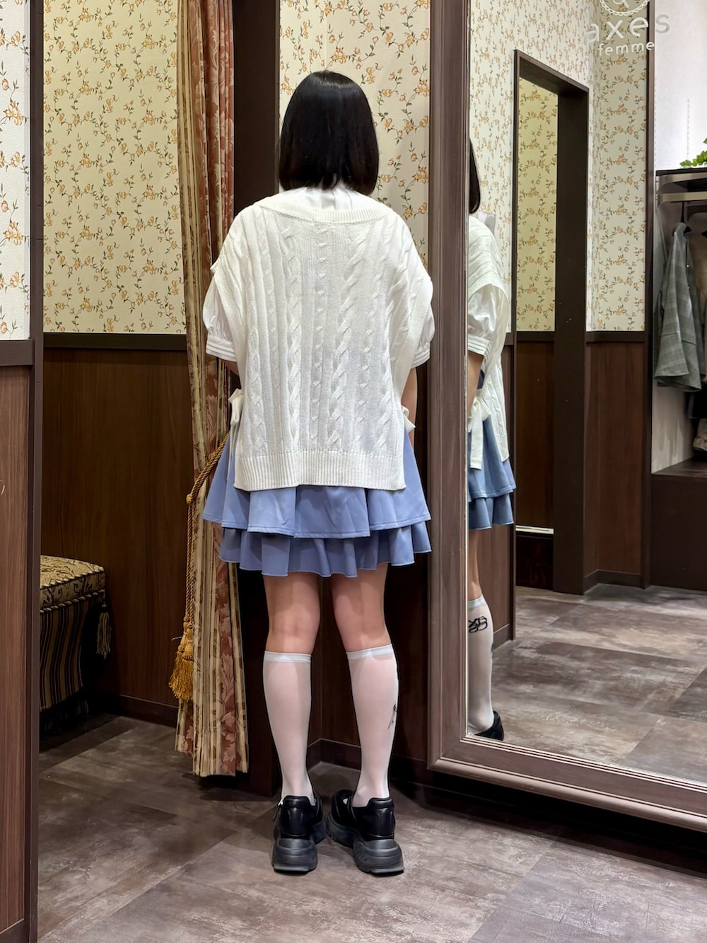 ホワイト系のシャツ/ブラウス、ホワイト系のニット/セーター、ブルー系のその他パンツを着用したレディースの春コーディネートの3枚目の写真