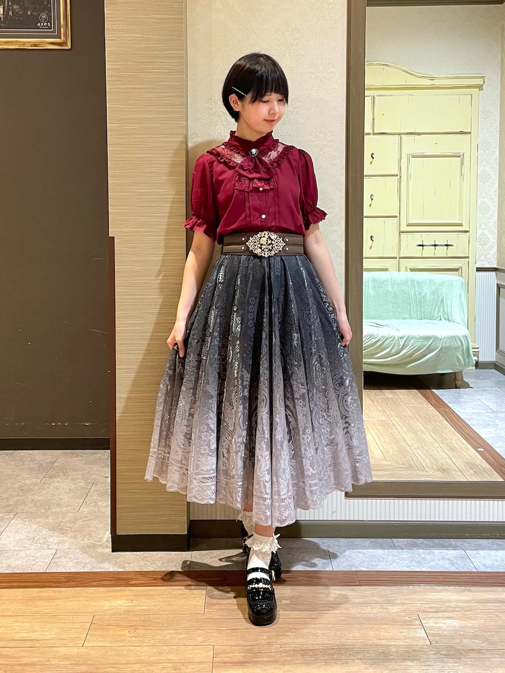ホワイト系のタンクトップ、レッド系のシャツ/ブラウス、ブラック系のローファーを着用したレディースの夏コーディネートの2枚目の写真