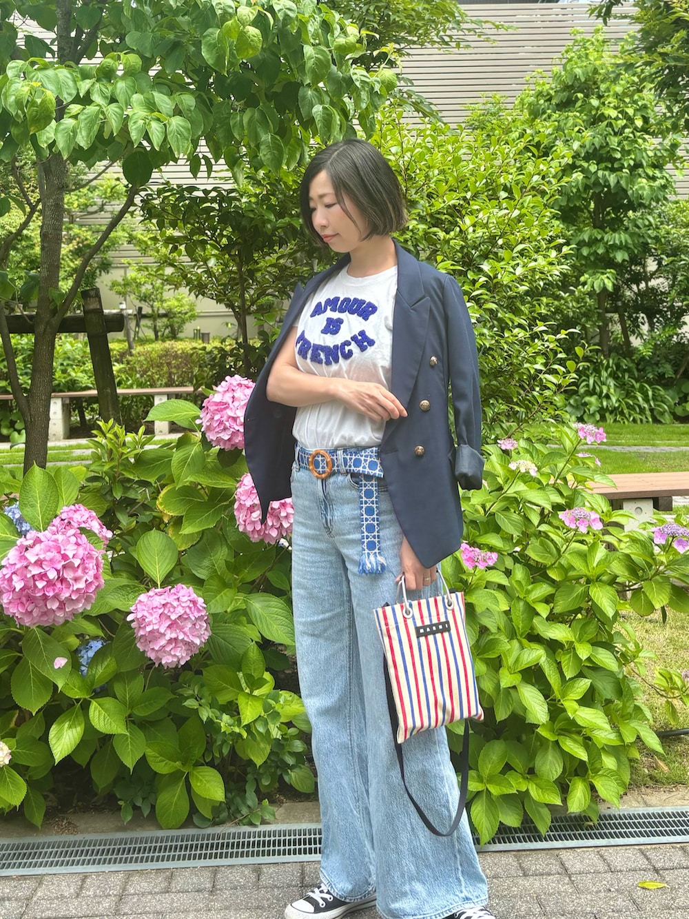 ホワイト系のTシャツ/カットソー、ブルー系のテーラードジャケット、ブルー系のデニムパンツを着用したレディースの夏コーディネートの2枚目の写真