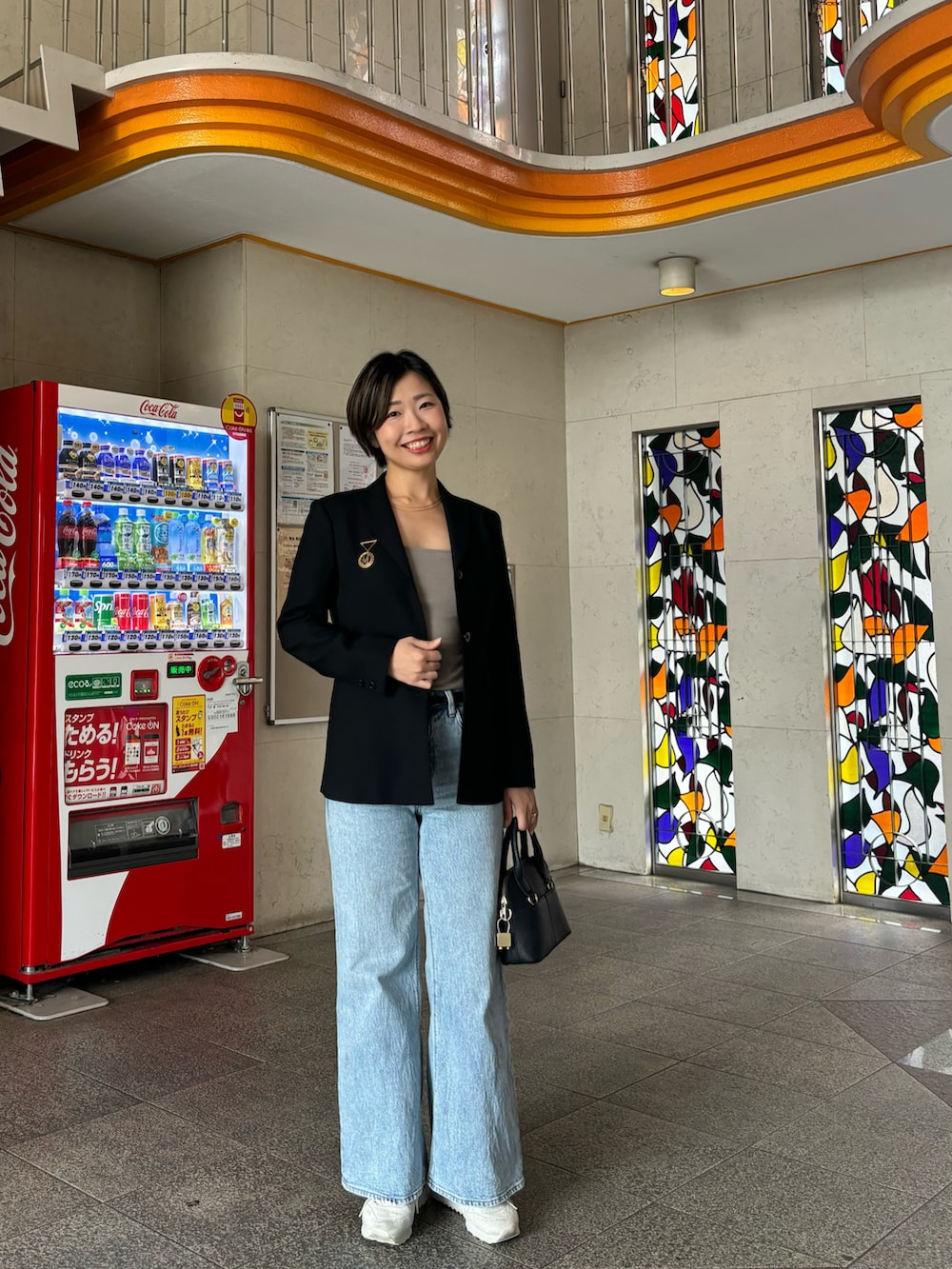 「革バッグ、革スニーカー、ボンジュールサガン、チューブトップ、海外風コーデ、チェコスロバキアのブローチ、ジーユー、デニム、ニューバランス」｜「母のお下がりのアイテム（テーラードジャケット、ブラック系）」を使った、MoonAesilさん（骨格ウェーブ・レディース・165cm）の秋コーディネートの2枚目の写真