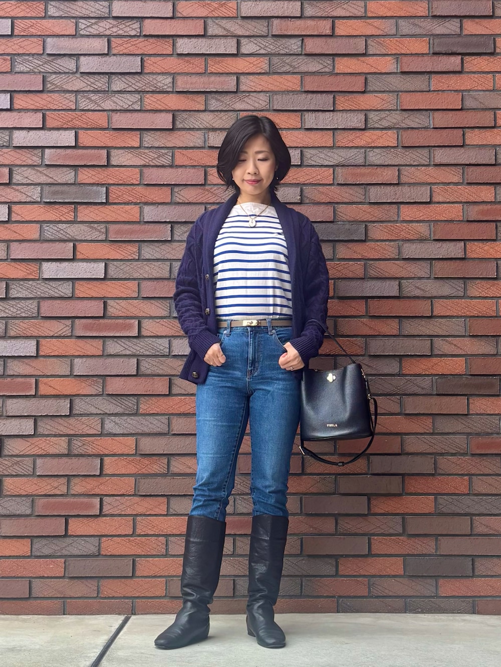 ブルー系のTシャツ/カットソー、ブルー系のカーディガン/ボレロ、ブルー系のデニムパンツを着用したレディースの春コーディネートの2枚目の写真