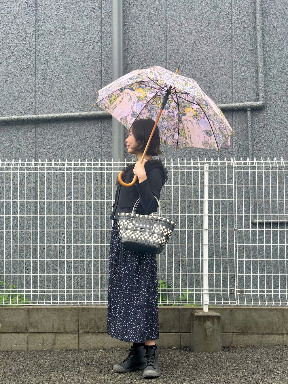 「モノトーンコーデ、雨の日コーデ、チュール、レインブーツ、ワークマン、ガウチョパンツ」｜「ワークマンのアイテム（パンツ、ブラック系）」を使った、MoonAesilさん（レディース・165cm）の夏コーディネートの2枚目の写真