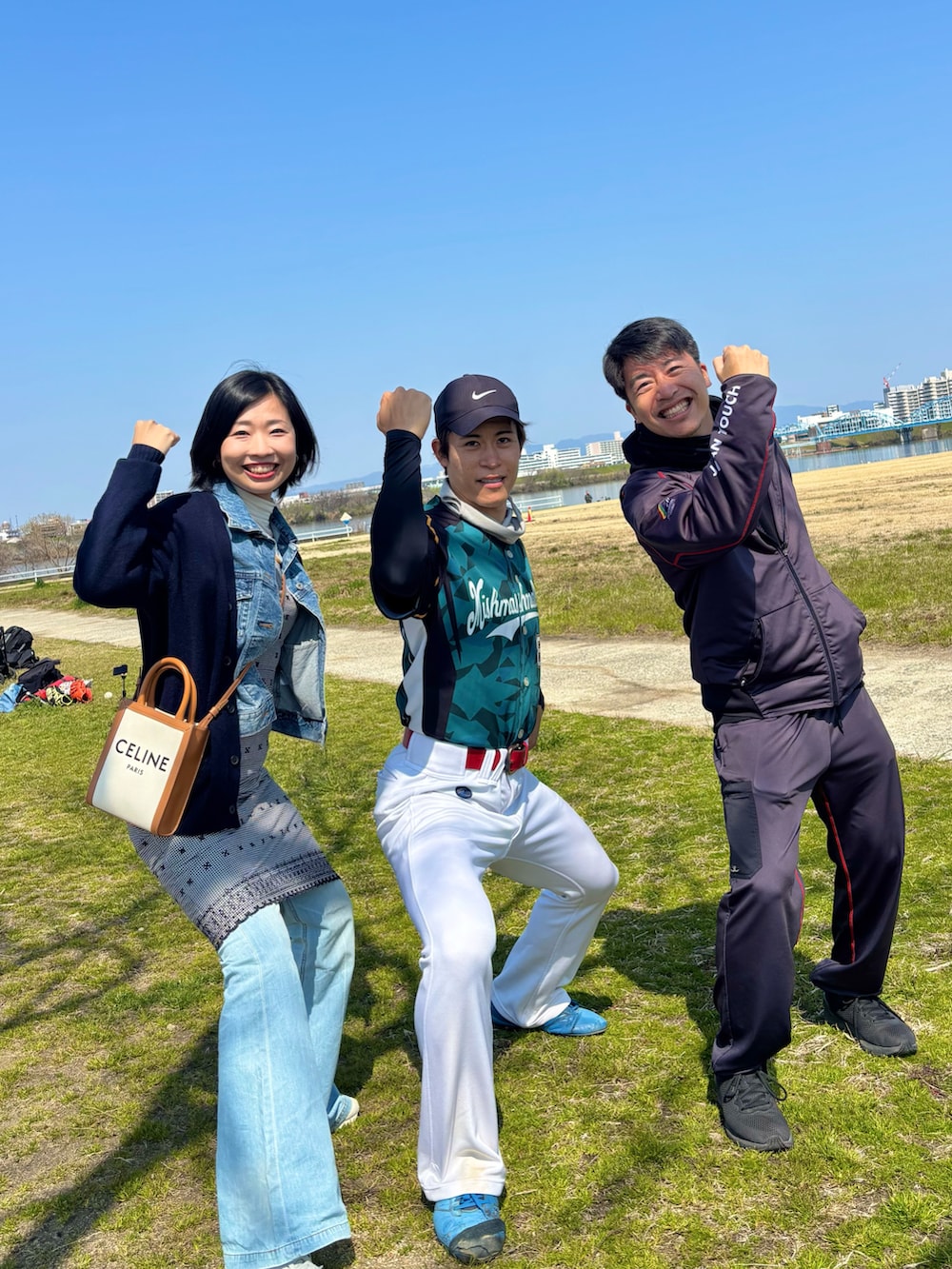 ブルー系のカーディガン/ボレロ、ホワイト系のTシャツ/カットソー、ブルー系のデニムジャケットを着用したレディースの春コーディネートの2枚目の写真