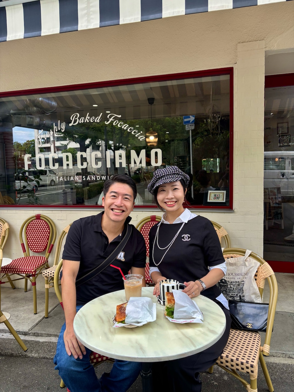 ブラック系のTシャツ/カットソー、ホワイト系のシャツ/ブラウス、ブラック系のその他パンツを着用したレディースの秋コーディネートの2枚目の写真