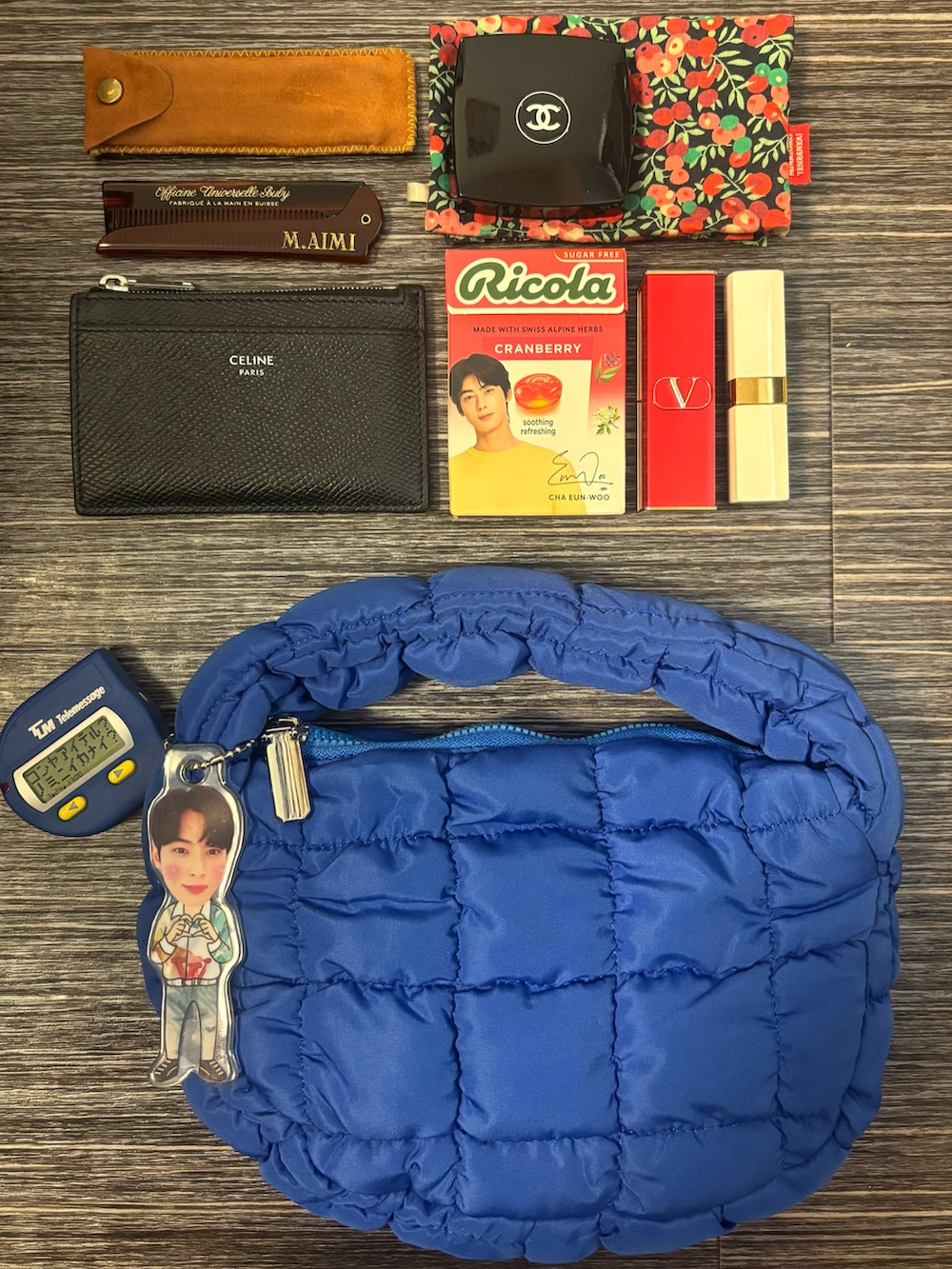 ベージュ系のニット/セーター、ホワイト系のシャツ/ブラウス、ベージュ系のダウンジャケット/コートを着用したレディースの冬コーディネートの3枚目の写真