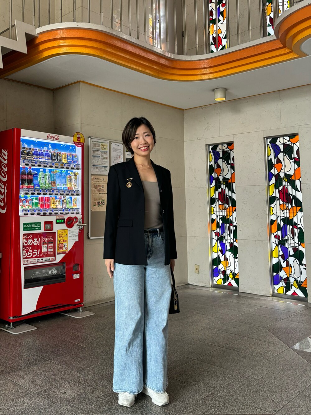 「革バッグ、革スニーカー、ボンジュールサガン、チューブトップ、海外風コーデ、チェコスロバキアのブローチ、ジーユー、デニム、ニューバランス」｜「母のお下がりのアイテム（テーラードジャケット、ブラック系）」を使った、MoonAesilさん（骨格ウェーブ・レディース・165cm）の秋コーディネートの3枚目の写真