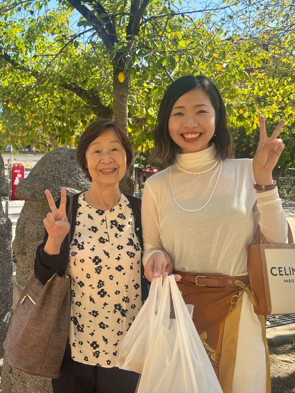 ホワイト系のTシャツ/カットソー、ホワイト系のパンツ、ホワイト系のスニーカーを着用したレディースの秋コーディネートの2枚目の写真