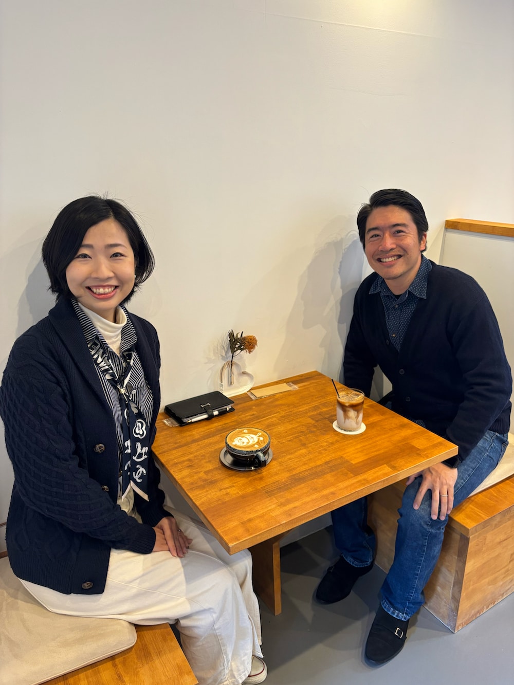 ホワイト系のスニーカー、ブルー系のシャツ/ブラウス、ホワイト系のTシャツ/カットソーを着用したレディースの冬コーディネートの2枚目の写真