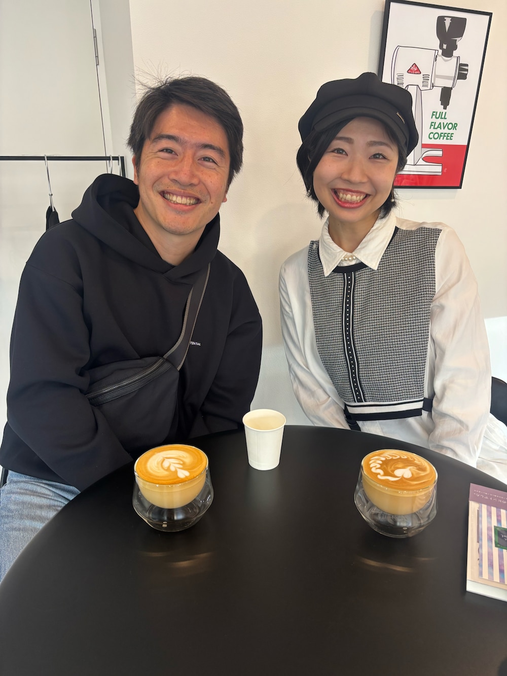 ホワイト系のシャツ/ブラウス、ブルー系のデニムパンツ、ブラック系のハンドバッグを着用したレディースの冬コーディネートの2枚目の写真