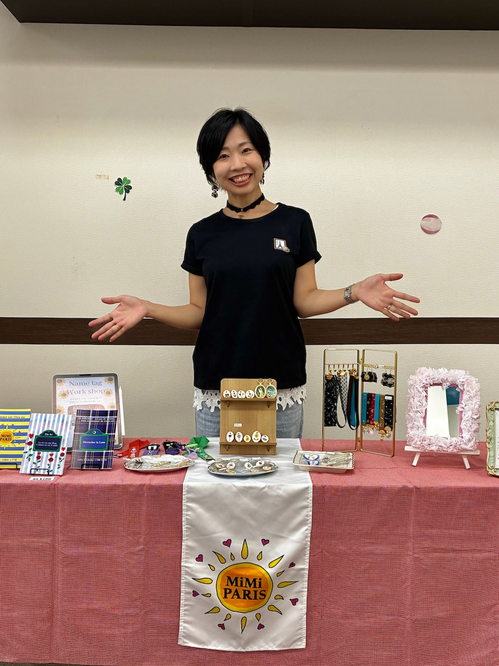 ブラック系のTシャツ/カットソー、ブルー系のデニムパンツ、ブラック系のスニーカーを着用したレディースの秋コーディネートの2枚目の写真