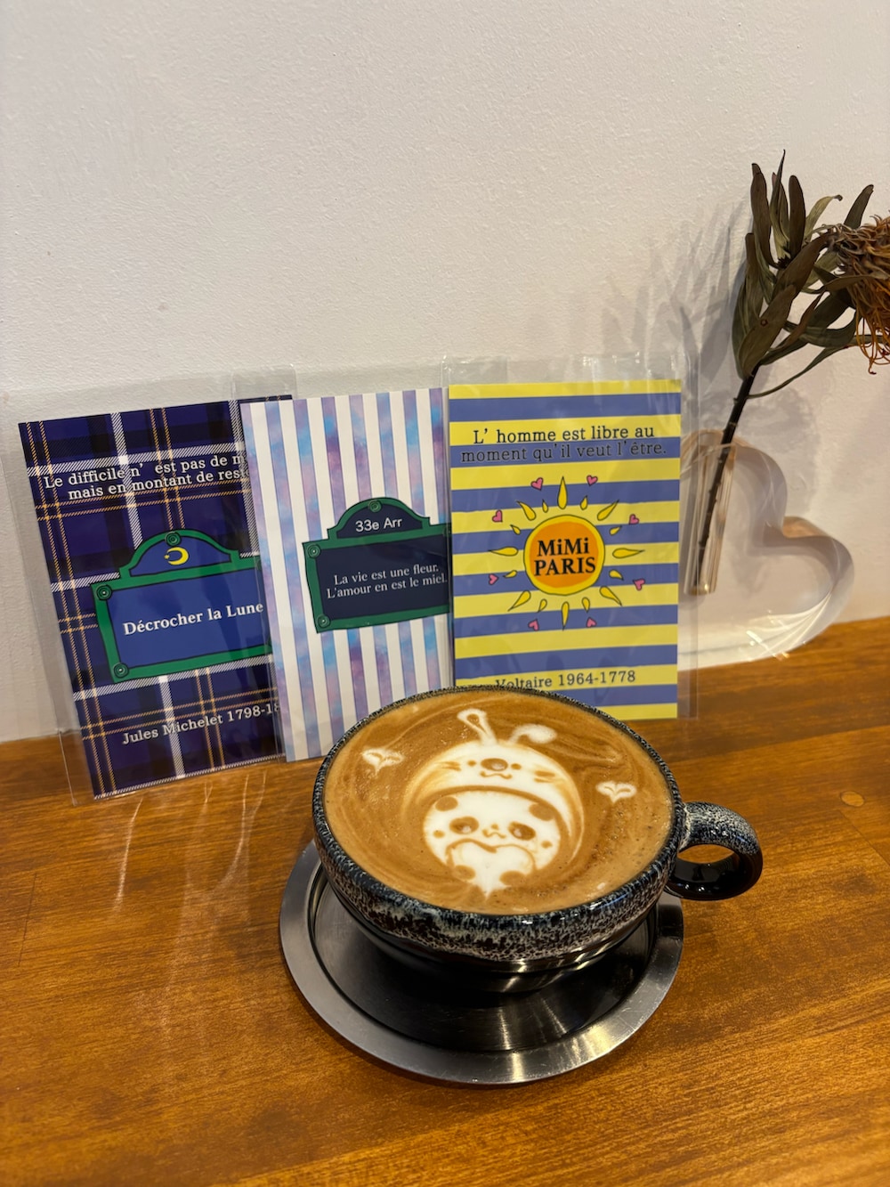 ホワイト系のスニーカー、ブルー系のシャツ/ブラウス、ホワイト系のTシャツ/カットソーを着用したレディースの冬コーディネートの3枚目の写真