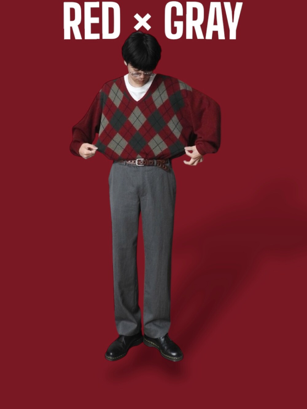 グレー系のスラックス、レッド系のニット/セーター、ブラック系のドレスシューズを着用したメンズの春コーディネートの3枚目の写真