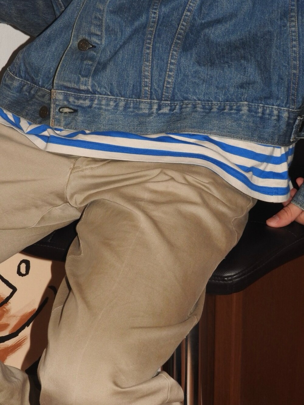 ブルー系のデニムジャケット、ブルー系のTシャツ/カットソー、ベージュ系のチノパンツを着用したメンズの春コーディネートの2枚目の写真