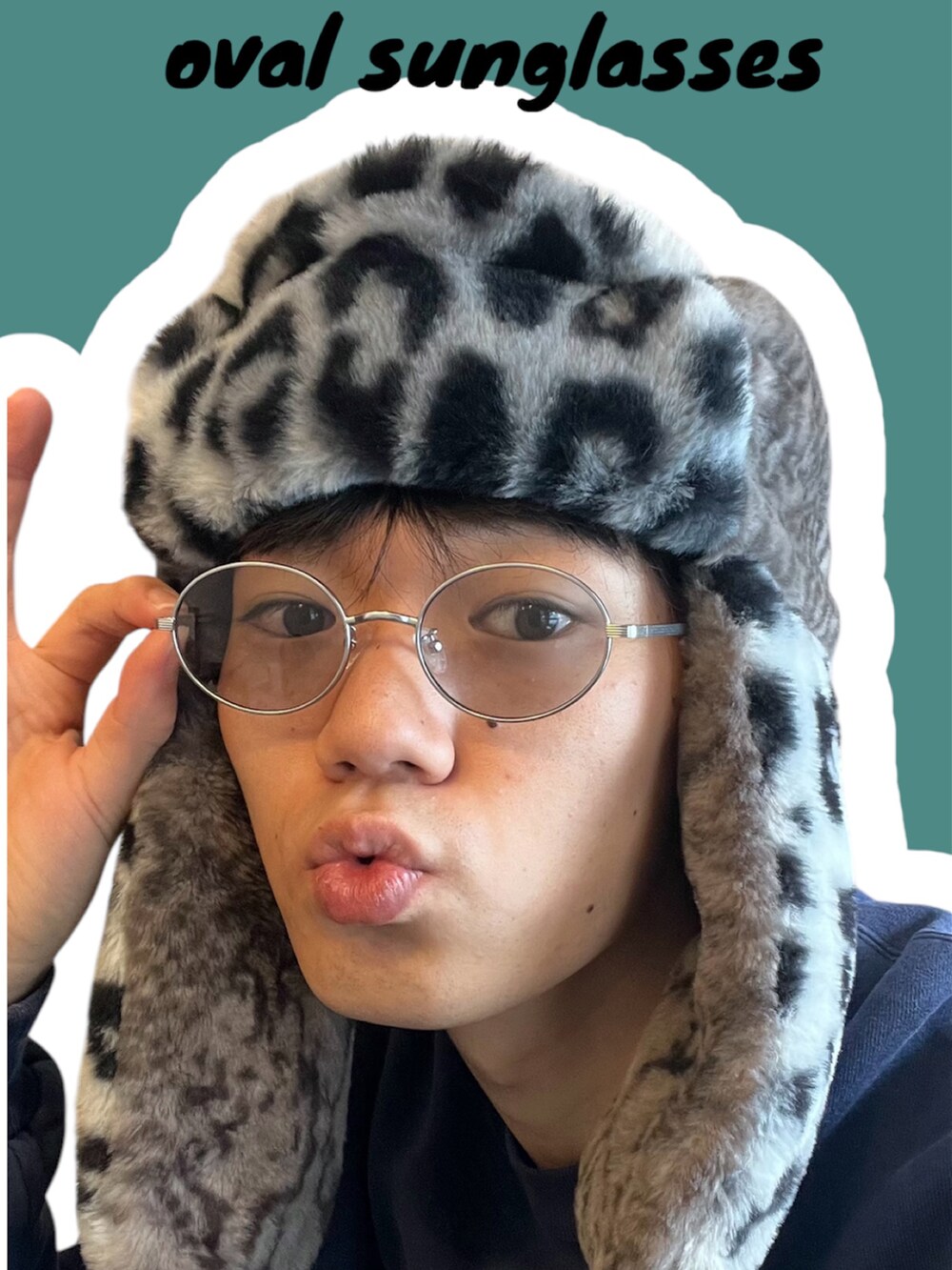 グリーン系のミリタリージャケット、ブルー系のデニムパンツ、ブラック系のブーツを着用したメンズの冬コーディネートの4枚目の写真