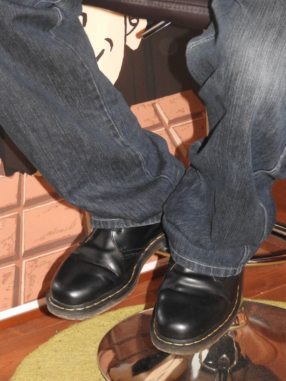 ブラック系のテーラードジャケット、ブルー系のデニムパンツ、ブラック系のドレスシューズを着用したメンズの春コーディネートの3枚目の写真