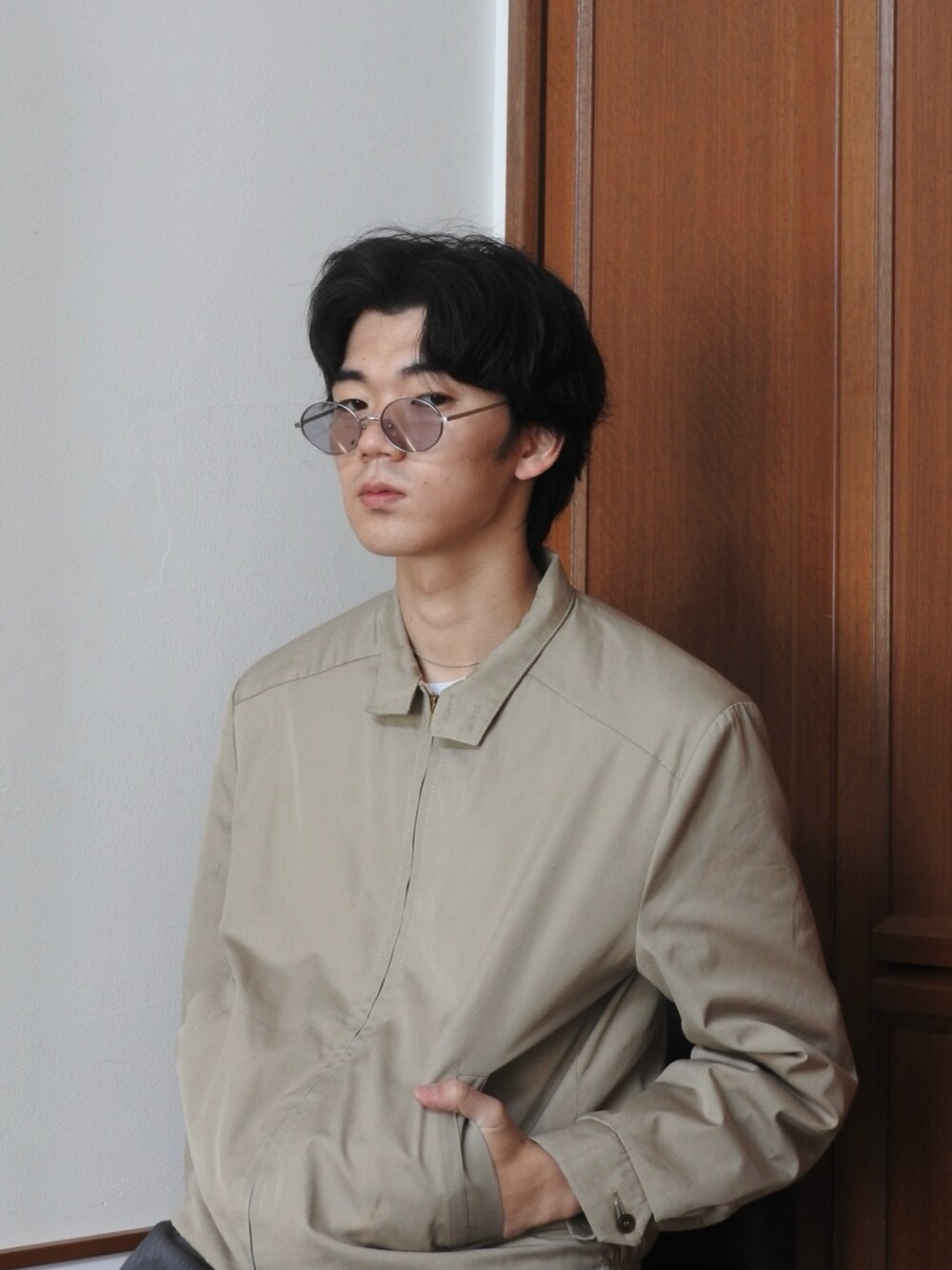 ベージュ系のブルゾン、ブルー系のTシャツ/カットソー、グレー系のスラックスを着用したメンズの春コーディネートの4枚目の写真