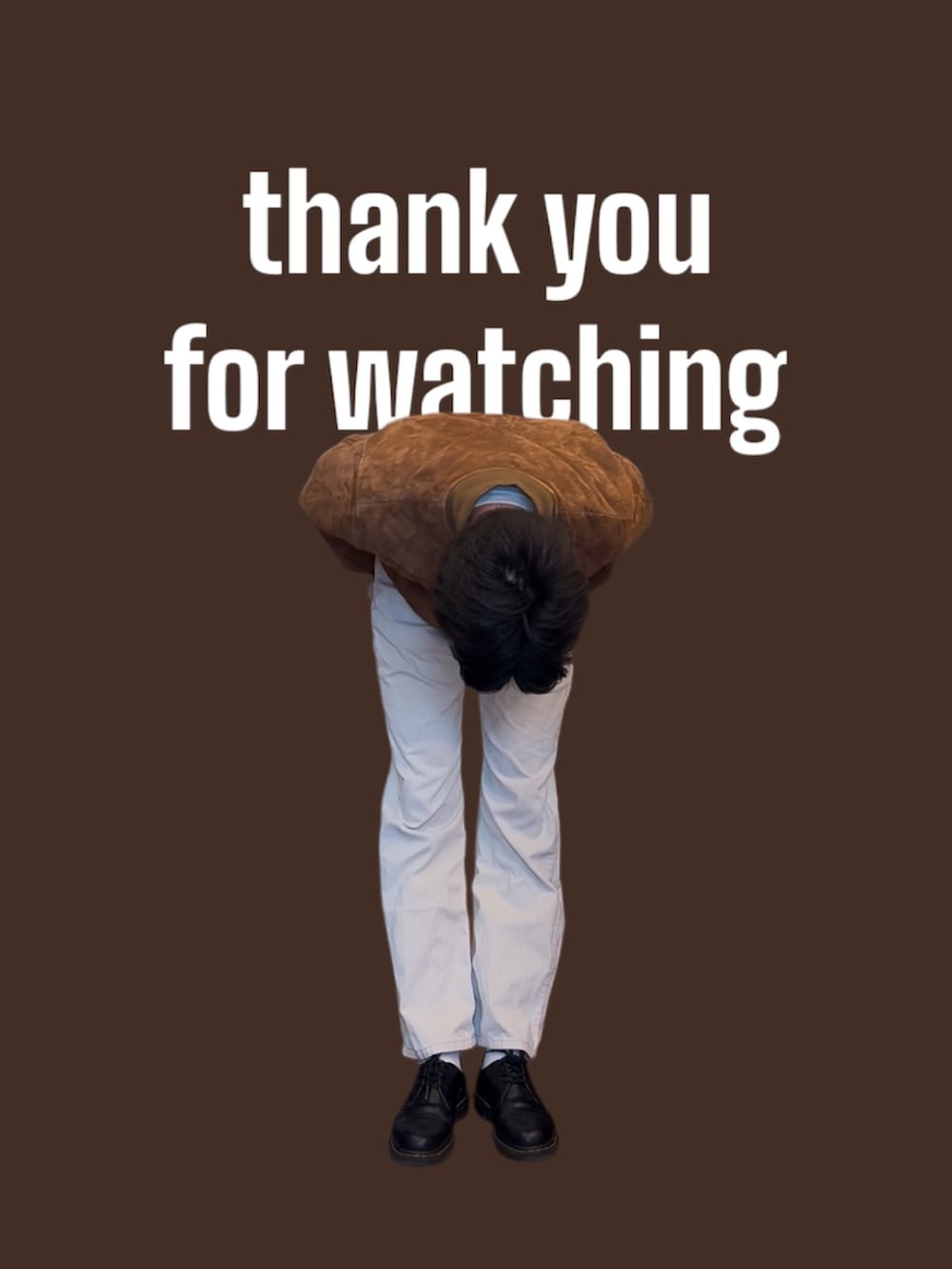 ブラウン系のダウンジャケット/コート、ホワイト系のその他パンツ、ブラック系のドレスシューズを着用したメンズの冬コーディネートの4枚目の写真