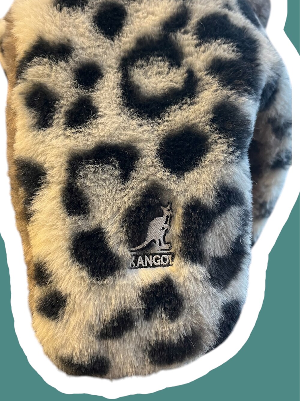 グリーン系のミリタリージャケット、ブルー系のデニムパンツ、ブラック系のブーツを着用したメンズの冬コーディネートの5枚目の写真