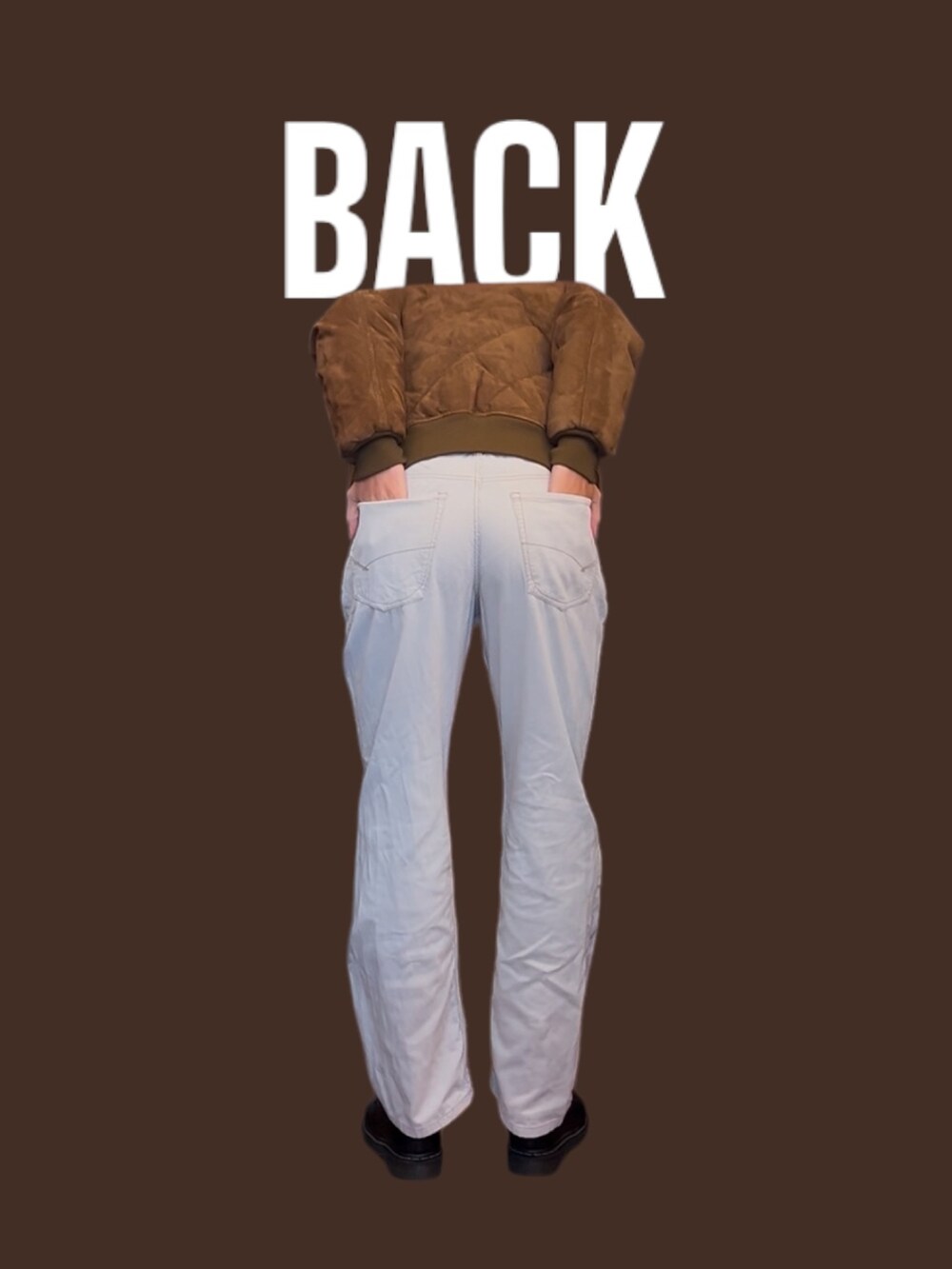 ブラウン系のダウンジャケット/コート、ホワイト系のその他パンツ、ブラック系のドレスシューズを着用したメンズの冬コーディネートの3枚目の写真