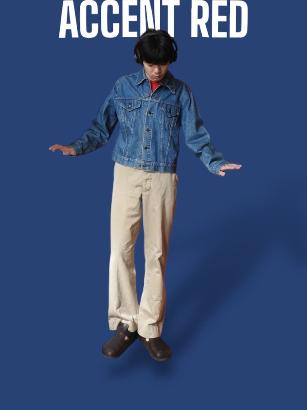 ブルー系のデニムジャケット、ベージュ系のチノパンツ、ブラウン系のサンダルを着用したメンズの春コーディネートの2枚目の写真