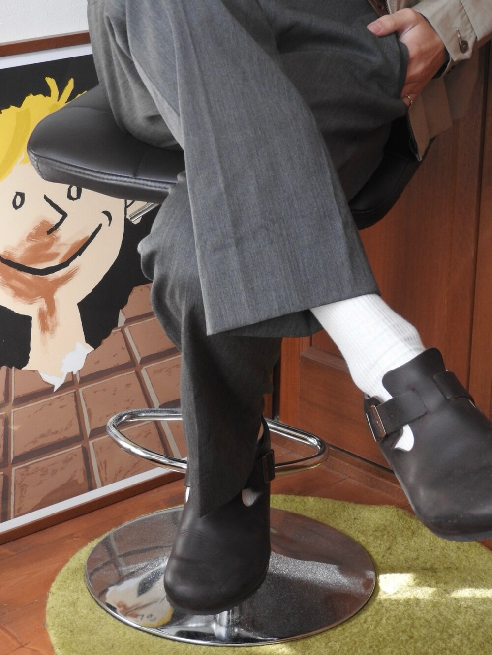 ベージュ系のブルゾン、ブルー系のTシャツ/カットソー、グレー系のスラックスを着用したメンズの春コーディネートの3枚目の写真