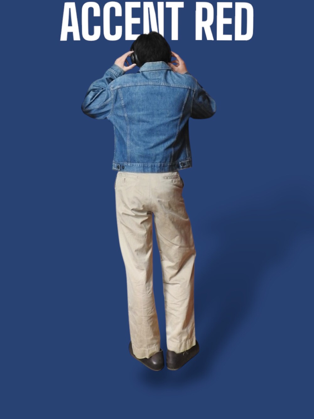 ブルー系のデニムジャケット、ベージュ系のチノパンツ、ブラウン系のサンダルを着用したメンズの春コーディネートの3枚目の写真