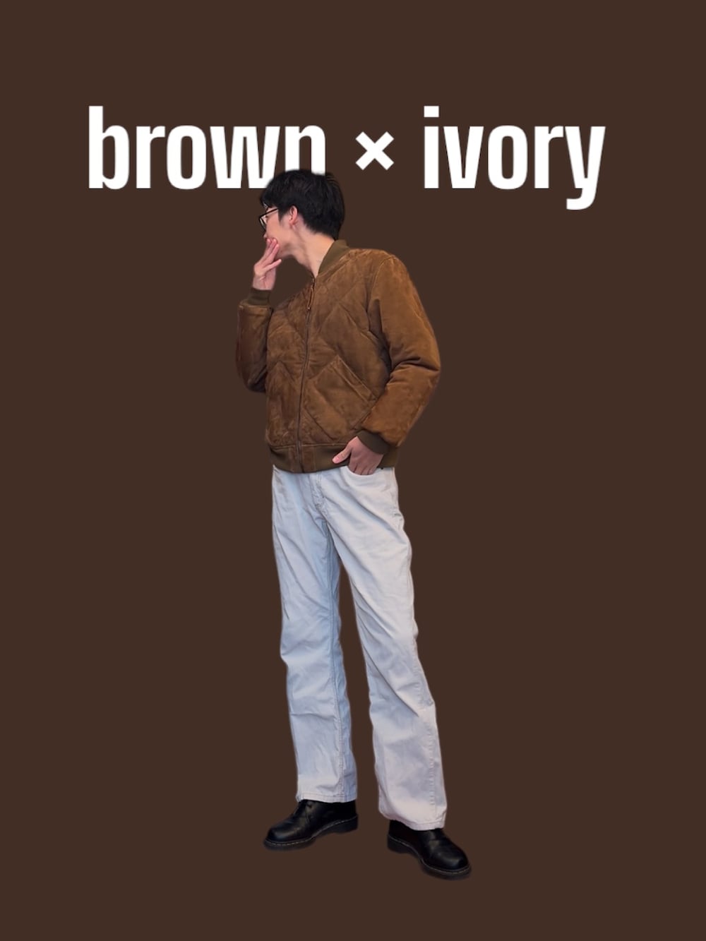 ブラウン系のダウンジャケット/コート、ホワイト系のその他パンツ、ブラック系のドレスシューズを着用したメンズの冬コーディネートの2枚目の写真