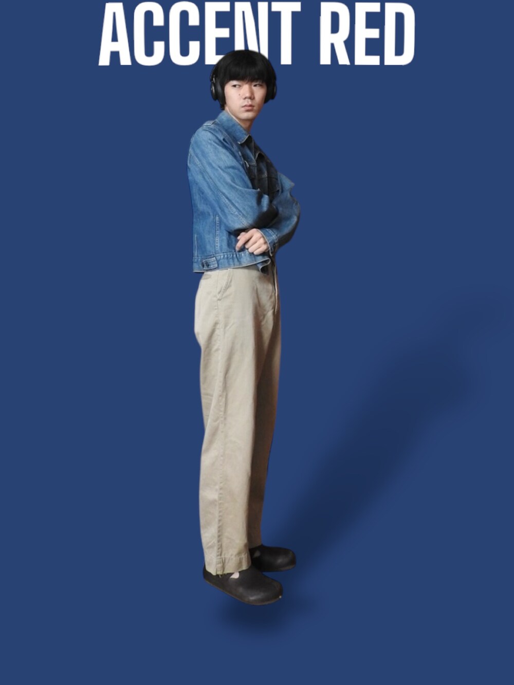 ブルー系のデニムジャケット、ベージュ系のチノパンツ、ブラウン系のサンダルを着用したメンズの春コーディネートの4枚目の写真