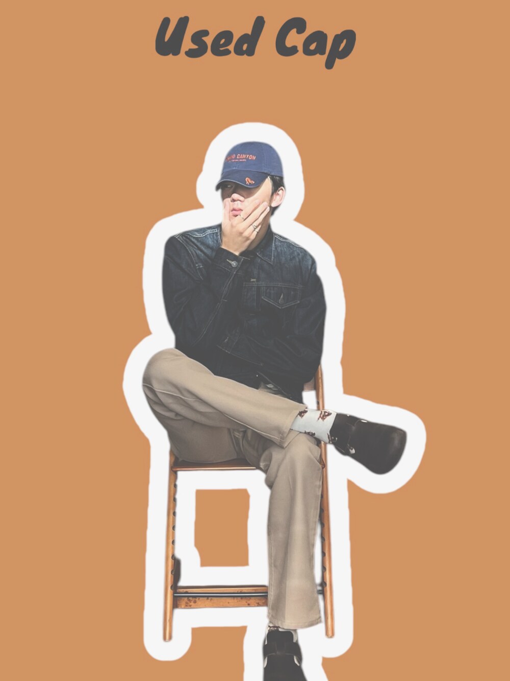 ブルー系のデニムジャケット、ベージュ系のパンツ、ブラウン系のサンダルを着用したメンズの冬コーディネートの2枚目の写真