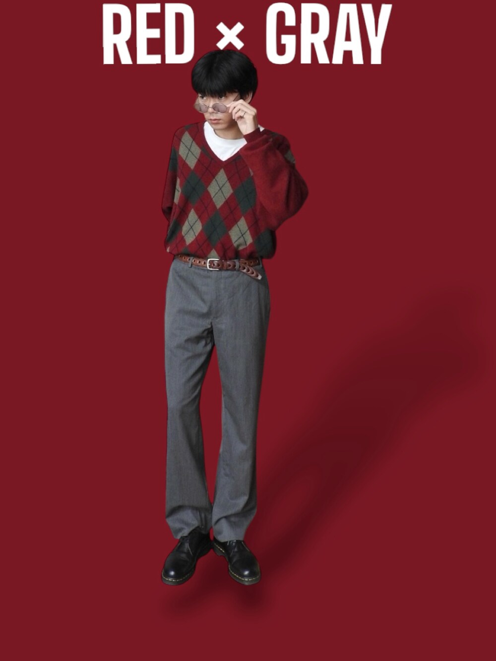 グレー系のスラックス、レッド系のニット/セーター、ブラック系のドレスシューズを着用したメンズの春コーディネートの4枚目の写真