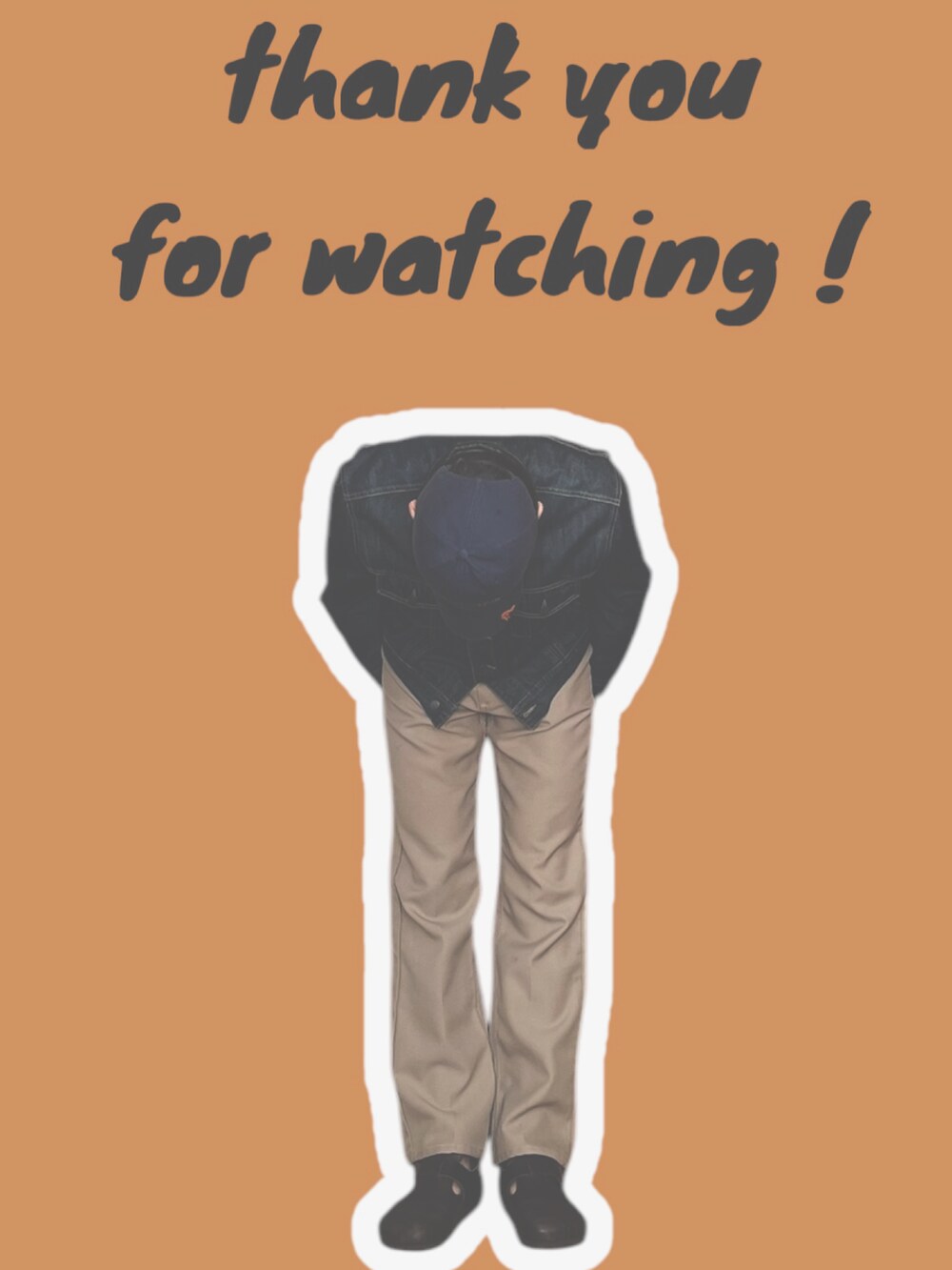 ブルー系のデニムジャケット、ベージュ系のパンツ、ブラウン系のサンダルを着用したメンズの冬コーディネートの5枚目の写真