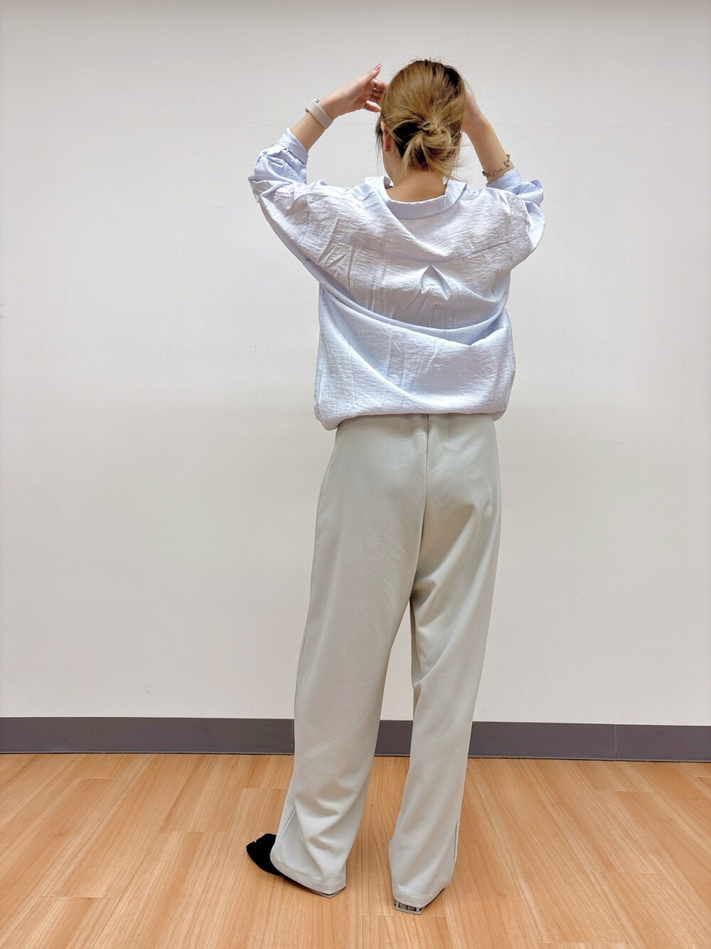 グレー系のパンツ、ブルー系のシャツ/ブラウスを着用したレディースの冬コーディネートの4枚目の写真
