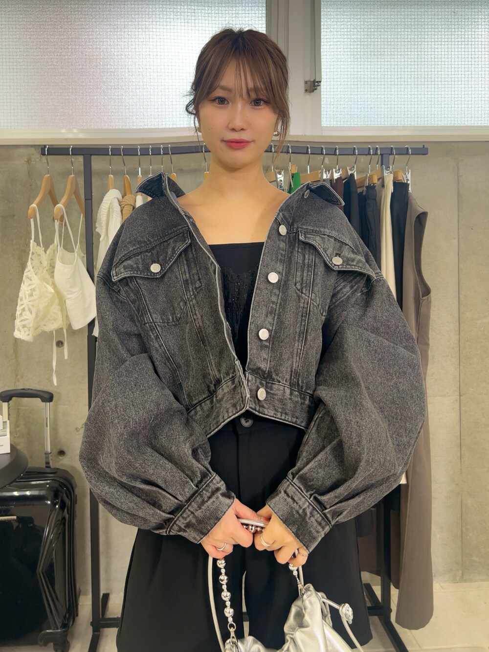 ブラック系のデニムジャケットを着用したレディースの冬コーディネートの3枚目の写真